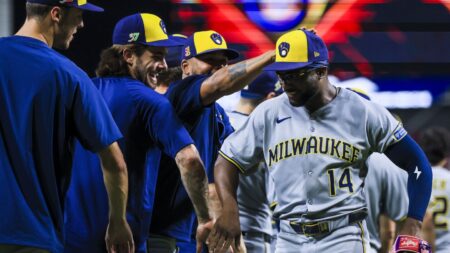MLB-best Brewers rally again, set franchise single-season record for consecutive victories with 14