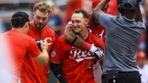 Reds end Brewers’ franchise-record, 14-game winning streak on Hays’ bases-loaded hit in 10th