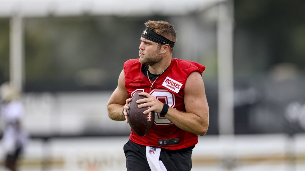 Saints bring back QB Hunter Dekkers