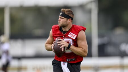 Saints bring back QB Hunter Dekkers