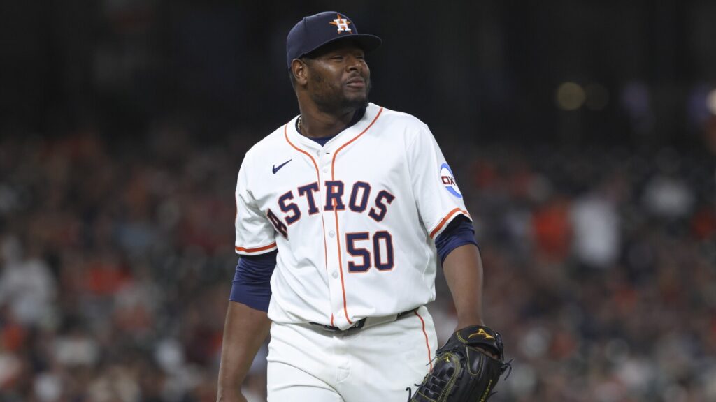 Astros reliever Neris intentionally balks to advance runner from second, then shouts at Red Sox