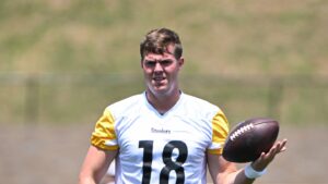 Mike Tomlin: Will Howard week to week with broken pinkie finger