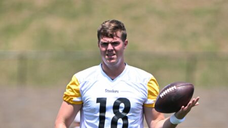 Mike Tomlin: Will Howard week to week with broken pinkie finger