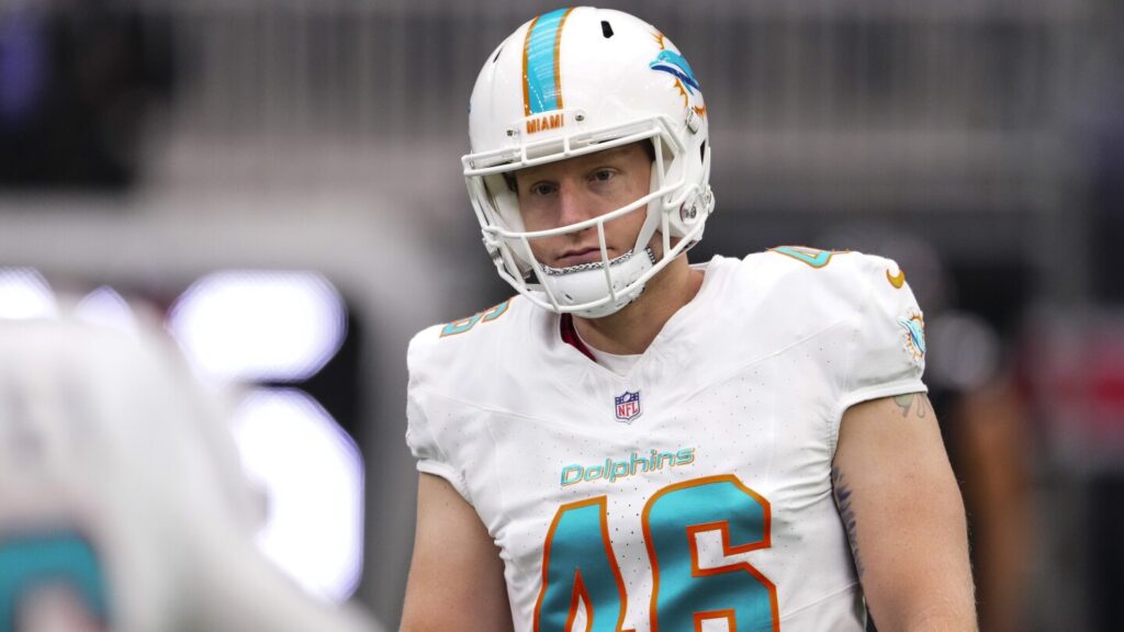 Seahawks sign LS Zach Triner, LB Michael Dowell