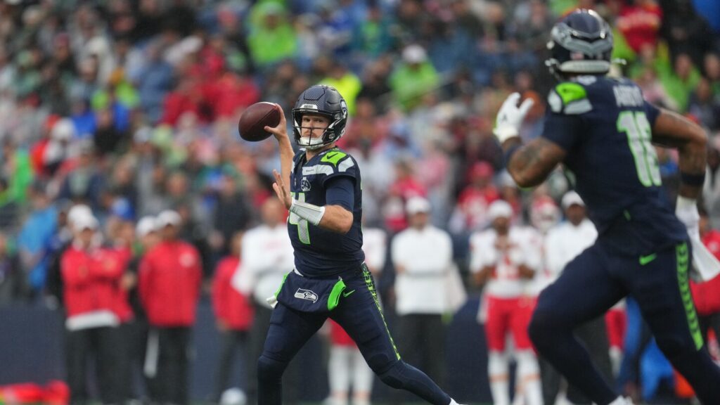 Sam Darnold plays one series, completes all four passes