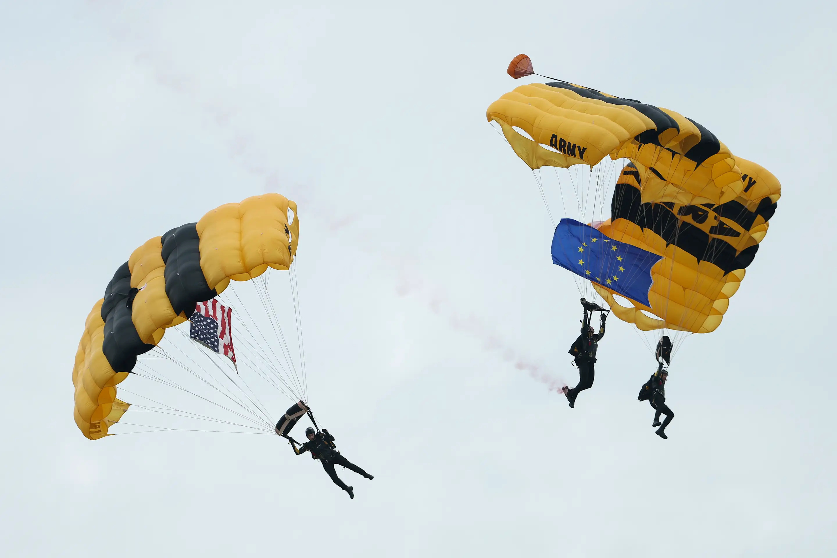 FARMINGDALE, NEW YORK - SEPTEMBER 24: The Golden Knights Parachute Team perform during the opening ceremony for the 2025 Ryder Cup at Black Course at Bethpage State Park Golf Course on September 24, 2025 in Farmingdale, New York. (Photo by Jamie Squire/Getty Images)