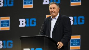 WATCH: Purdue honors CBS Sports college football analyst Gary Danielson during halftime vs. USC