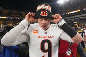 Bengals’ Joe Burrow Helped to Locker Room After Suffering Apparent Leg Injury vs. Jags