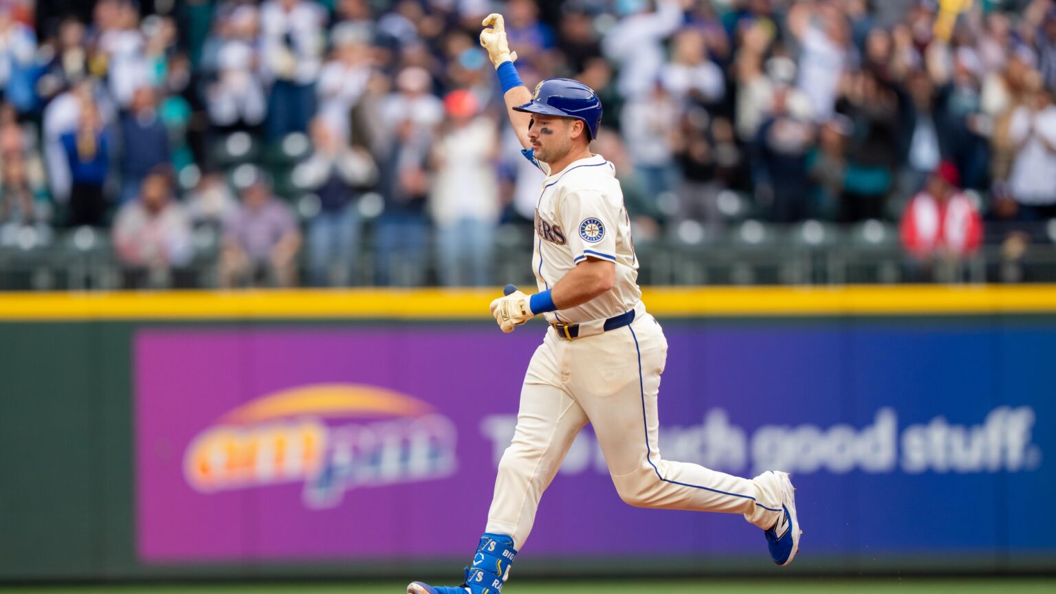 Mariners’ Cal Raleigh Makes MLB History Tying Yankees Icon Mickey Mantle’s HR Record