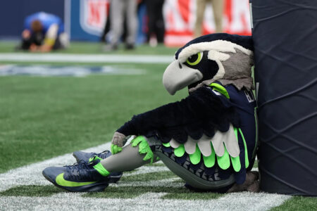 Mariners outscore Seahawks on polarized day for Seattle sports