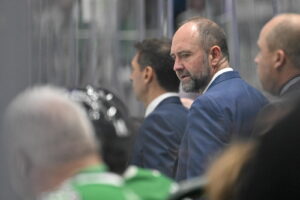 Former Stars Coach DeBoer Backtracks, Defends Goalie Oettinger After Public Criticism