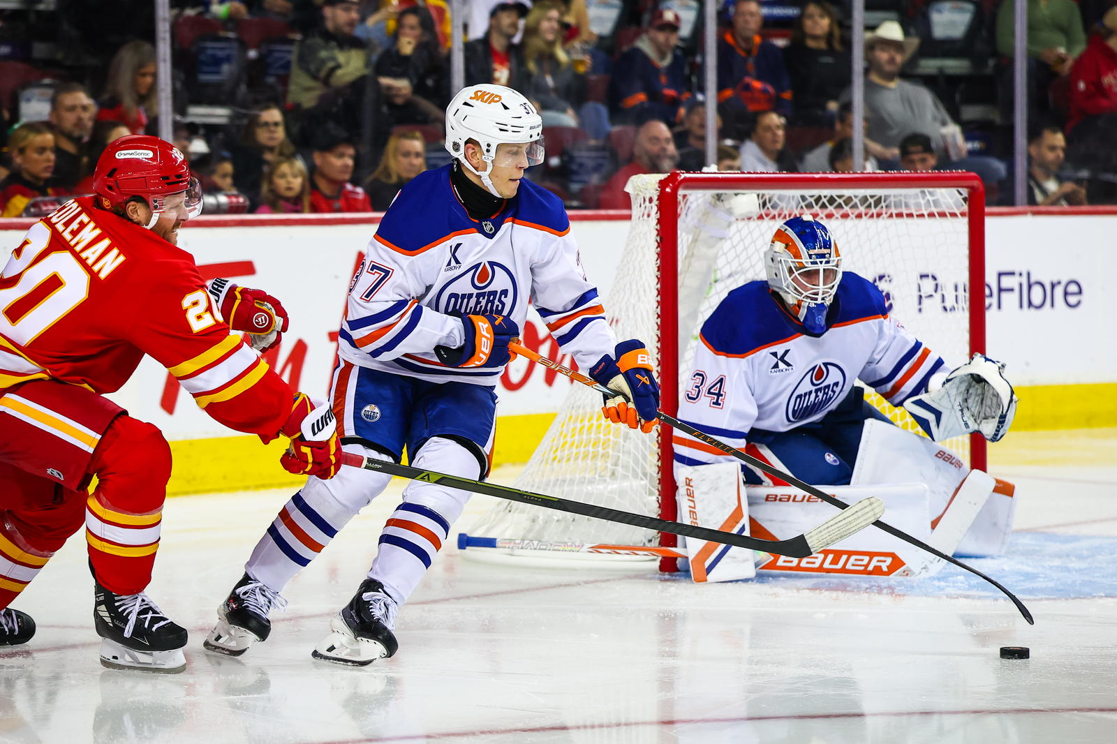 Edmonton Oilers defenseman Atro Leppanen (37) controls the puck against the Calgary Flames. Photo by 

© Sergei Belski Imagn Images