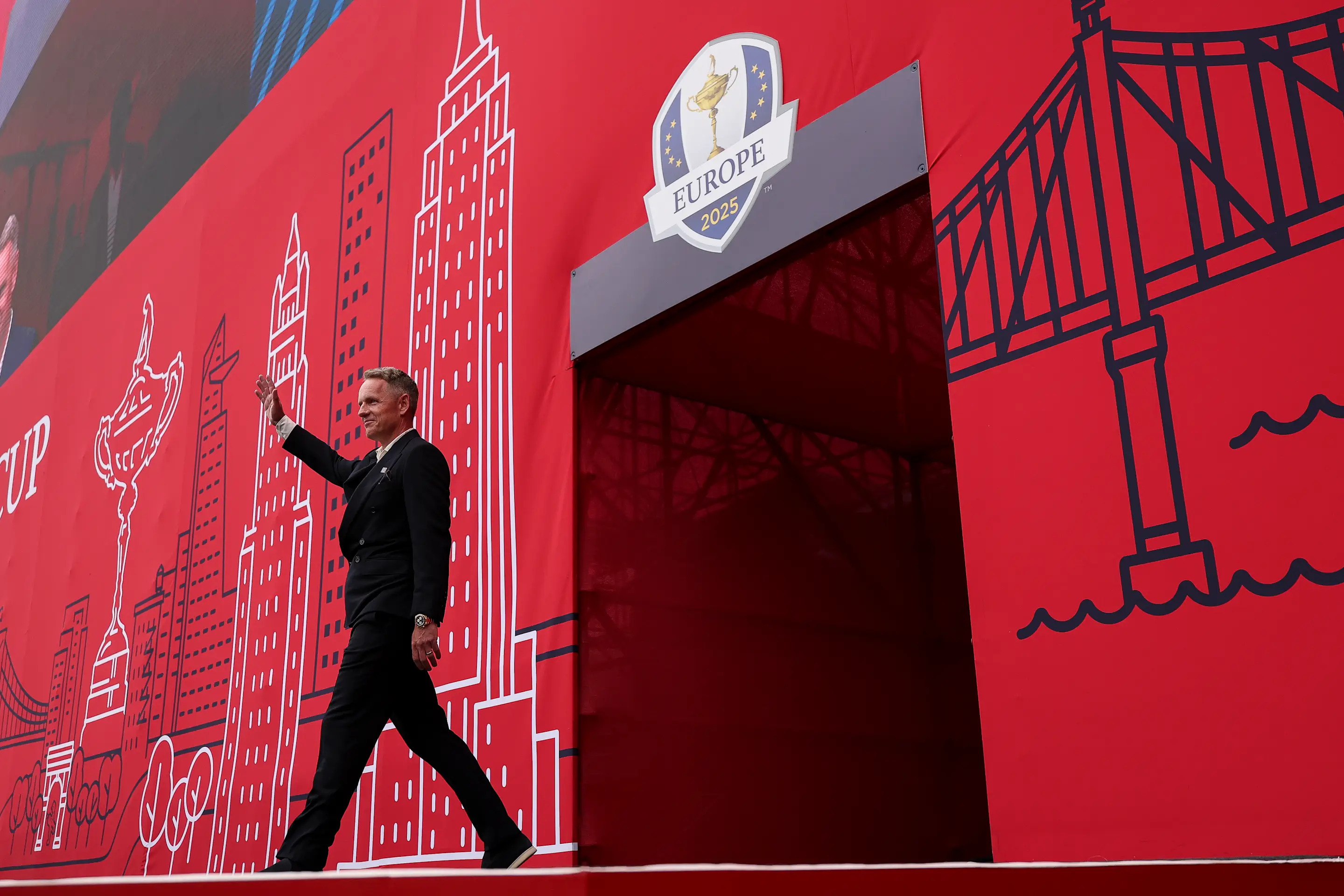FARMINGDALE, NEW YORK - SEPTEMBER 24: Captain Luke Donald of Team Europe acknowledges the crowd during the opening ceremony for the 2025 Ryder Cup at Black Course at Bethpage State Park Golf Course on September 24, 2025 in Farmingdale, New York. (Photo by Andrew Redington/Getty Images)