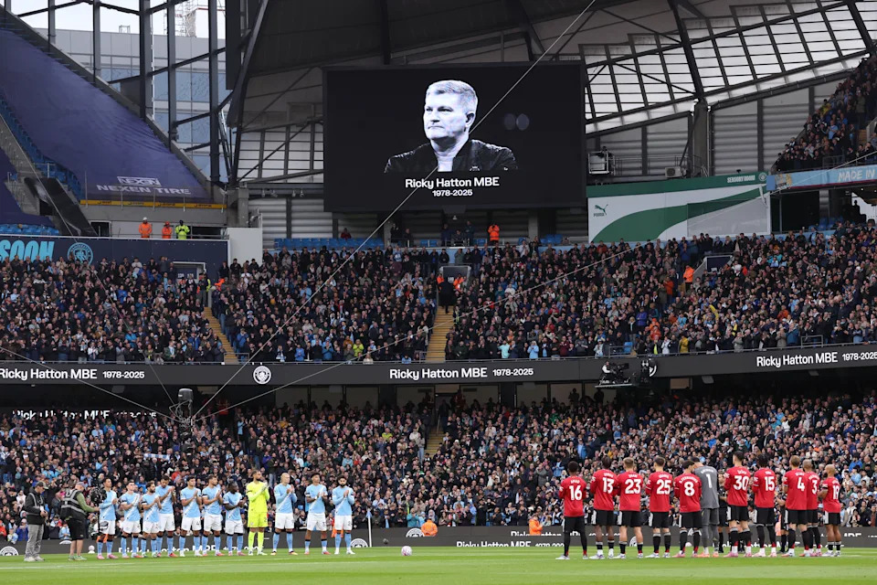 MANCHESTER, ENGLAND - SEPTEMBER 14: The players of Manchester City and Manchester United have a one minute applause in memory of Ricky Hatton the Premier League match between Manchester City and Manchester United at Etihad Stadium on September 14, 2025 in Manchester, England. (Photo by Alex Livesey - Danehouse/Getty Images)