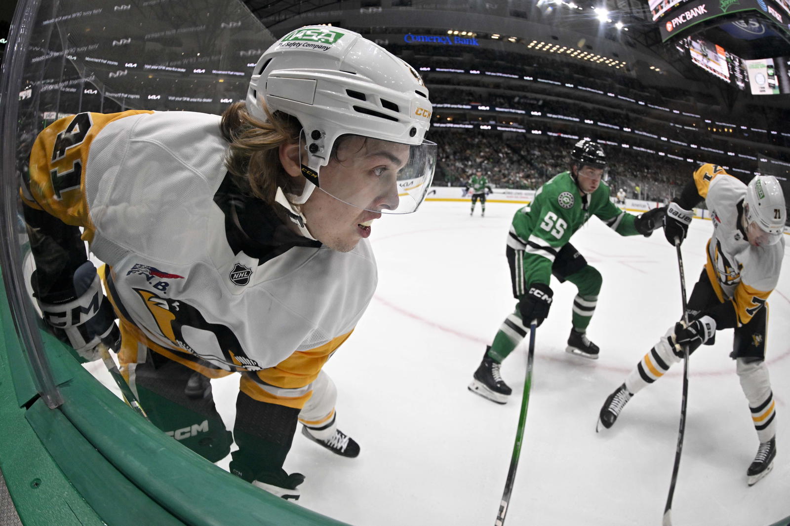 Apr 5, 2025; Dallas, Texas, USA; Pittsburgh Penguins right wing Ville Koivunen (41) looks for the puck in the Dallas Stars zone during the first period at the American Airlines Center. Mandatory Credit: Jerome Miron-Imagn Images