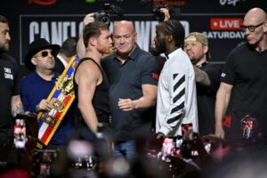 Alvarez, Crawford both tip scales at 167.5 pounds for title bout