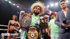 Oscar Collazo stops Jayson Vayson in perplexing scenes to retain strawweight world titles