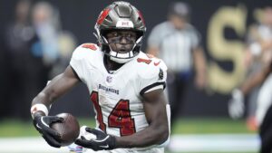Chris Godwin Reportedly Expected to Play vs. Eagles, Bucs WR Could Be on ‘Pitch Count’