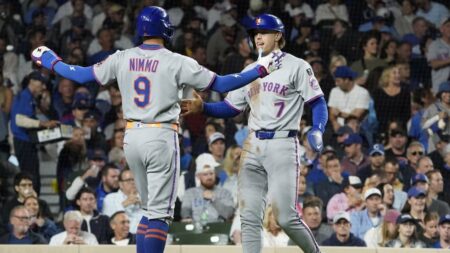 Mets' offense explodes, Nolan McLean strikes out 11 to hold on for 8-5 win over Cubs