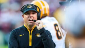 College football betting splits: ATS, money line trends for Michigan-Oklahoma, Kansas-Missouri, more in Week 2