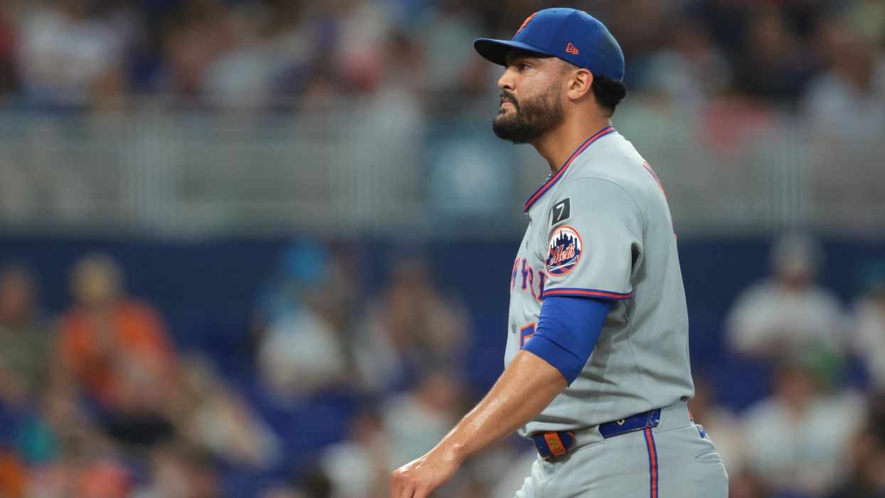 Sep 28, 2025; Miami, Florida, USA; New York Mets starting pitcher Sean Manaea (59) looks on against the Miami Marlins after the first inning at loanDepot Park.