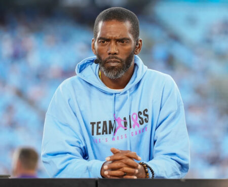 Randy Moss completes cancer treatment, commemorates occasion by ringing bell at hospital