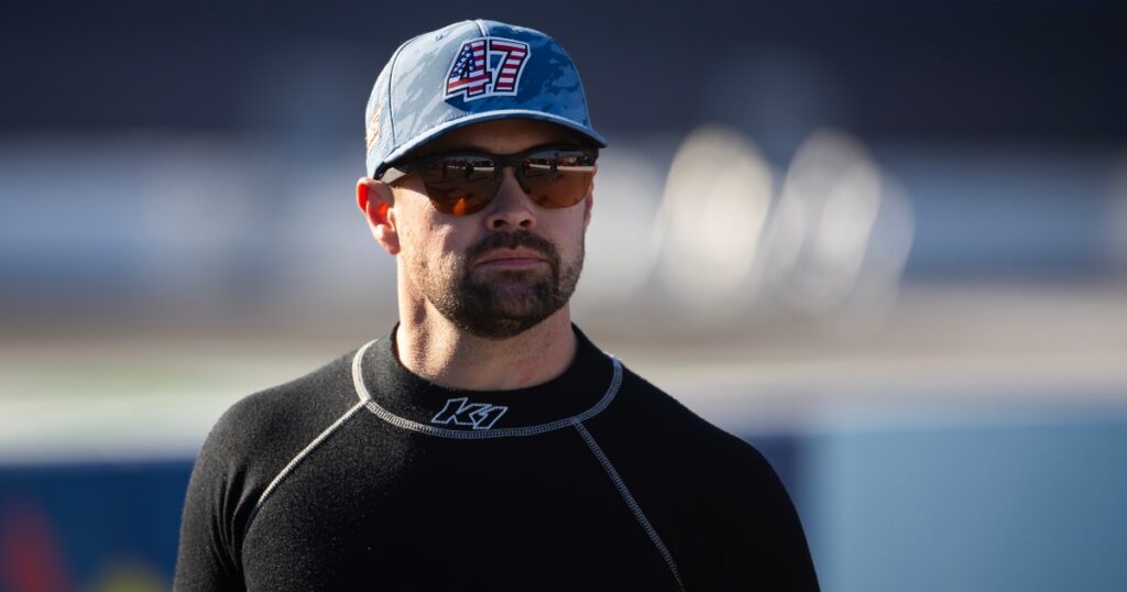 Ricky Stenhouse Jr. quashes Spire Motorsports rumors, confirms return to HYAK Motorsports for 2026 season