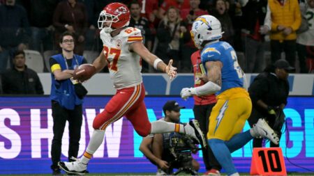 Travis Kelce’s 37-yard TD gets Chiefs back within 20-18