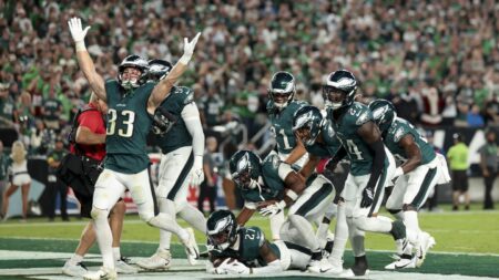 Jalen Hurts, Eagles hold off Cowboys 24-20