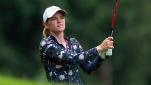 Sarah Schmelzel shares lead in Arkansas; new mom Alison Lee one back