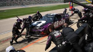 Changes made to Alex Bowman’s pit crew ahead of Bristol playoff race