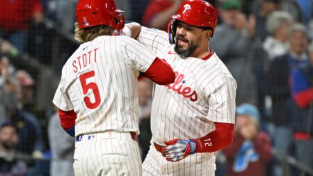 Schwarber hits 50th homer and Suárez strikes out 12 as Phillies extend lead over Mets with 9-3 win