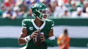 Justin Fields goes for concussion check, Tyrod Taylor in for Jets