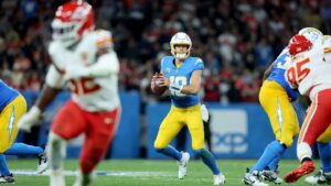 Justin Herbert throws for 318, three TDs as Chargers hold off Chiefs 27-21
