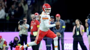 Patrick Mahomes’ TD run draws Chiefs within 13-12 of Chargers