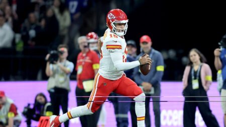 Patrick Mahomes’ TD run draws Chiefs within 13-12 of Chargers