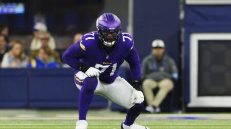 Christian Darrisaw full, Andrew Van Ginkel limited in Vikings practice