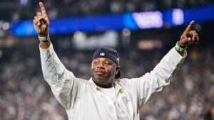 Ken Griffey Jr. Makes Iconic Entrance to Mariners vs. Tigers ALDS Game 5 on Video