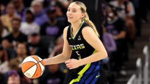 Paige Bueckers Gives ‘Horns Up’ in Photo While Attending Arch Manning, Texas vs. OU
