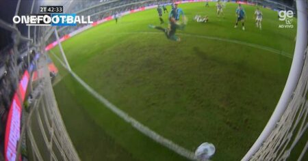 😱 How did that not go in? Woodwork denies Santos three times in one shot 🎥
