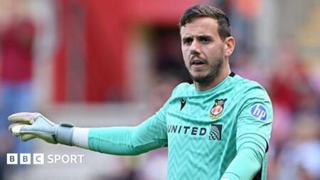 Danny Ward: Wrexham and Wales goalkeeper eyes January return after elbow injury