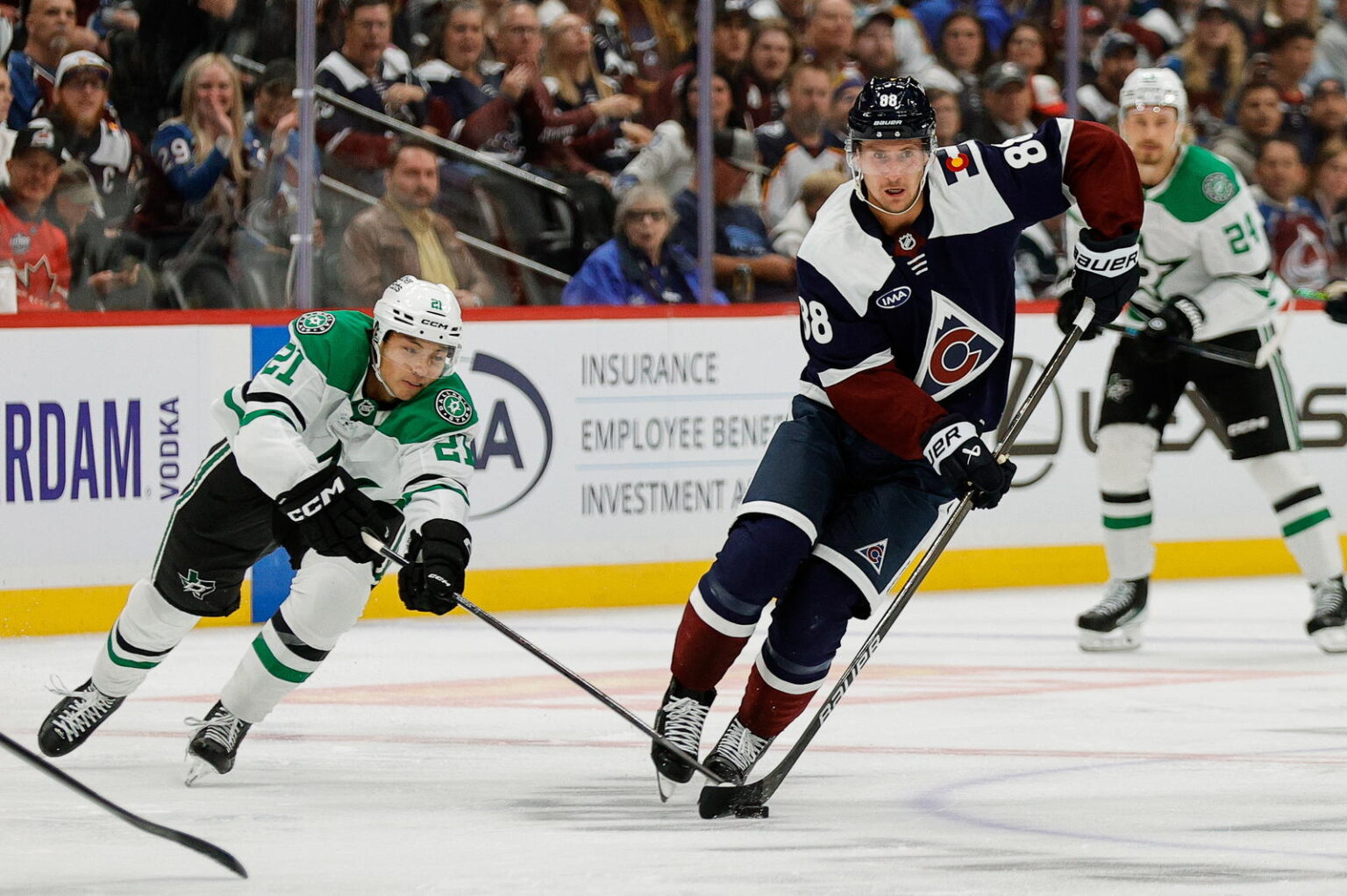 Necas & Mackinnon’s 3-Point Effort Not Enough as Stars Beat the Avalanche 5-4