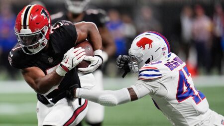 LeBron James, NFL Fans Hype Bijan Robinson After 81-Yard TD vs. Bills