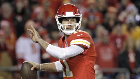 Alex Smith ‘Promised’ Mahomes He Wouldn’t ‘Undercut Him’ After Favre, Rodgers Rumors