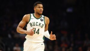 Giannis Antetokounmpo 'committed' to Bucks amid Knicks trade talks