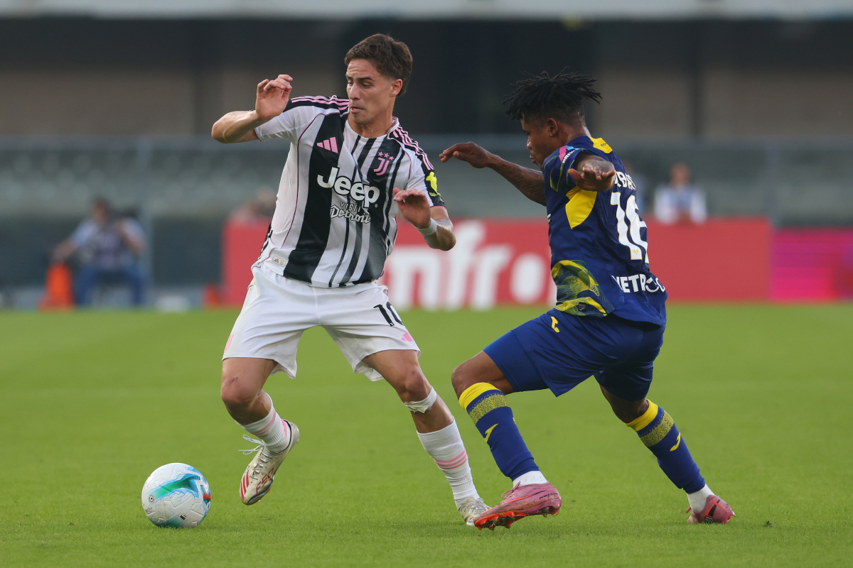 VERONA, ITALY - SEPTEMBER 20: Kenan Yildiz of Juventus FC is challenged by Gift Orban of Hellas Verona during the Serie A match between Hellas Verona FC and Juventus FC at Stadio Marcantonio Bentegodi on September 20, 2025 in Verona, Italy. (Photo by Francesco Scaccianoce/Getty Images)
