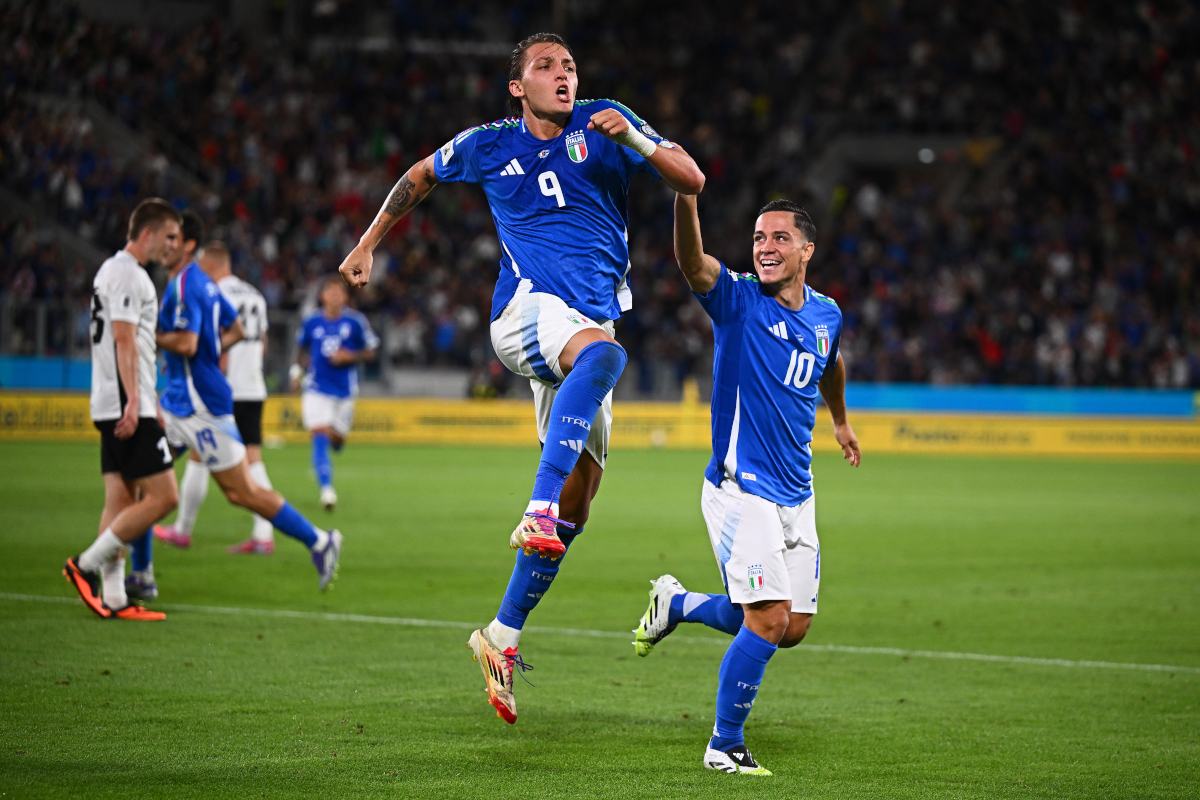 BERGAMO, ITALY - SEPTEMBER 05: Mateo Retegui of Italy celebrates with teammates after scoring his team's second goal during the FIFA World Cup 2026 qualifier match between Italy and Estonia at Stadio di Bergamo on September 05, 2025 in Bergamo, Italy. (Photo by Mattia Ozbot/Getty Images)