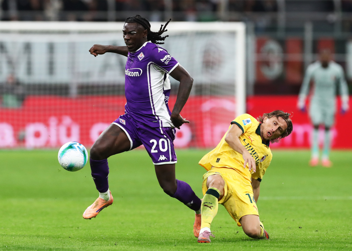 MILAN, ITALY - OCTOBER 19: Moise Kean of Fiorentina is challenged by Luka Modric of AC Milan during the Serie A match between AC Milan and ACF Fiorentina at Giuseppe Meazza Stadium on October 19, 2025 in Milan, Italy. (Photo by Marco Luzzani/Getty Images)