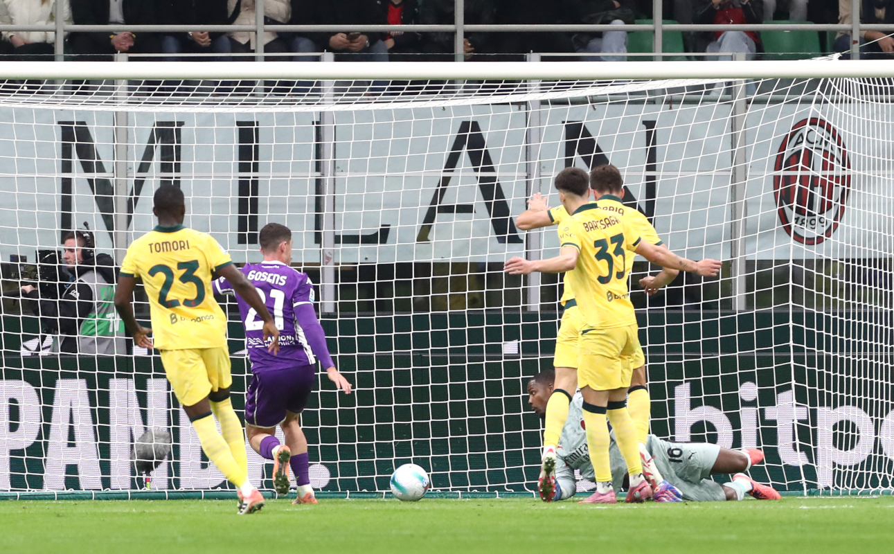 MILAN, ITALY - OCTOBER 19: Robin Gosens of Fiorentina scores his team's first goal as Mike Maignan of AC Milan fails to make a save during the Serie A match between AC Milan and ACF Fiorentina at Giuseppe Meazza Stadium on October 19, 2025 in Milan, Italy. (Photo by Marco Luzzani/Getty Images)