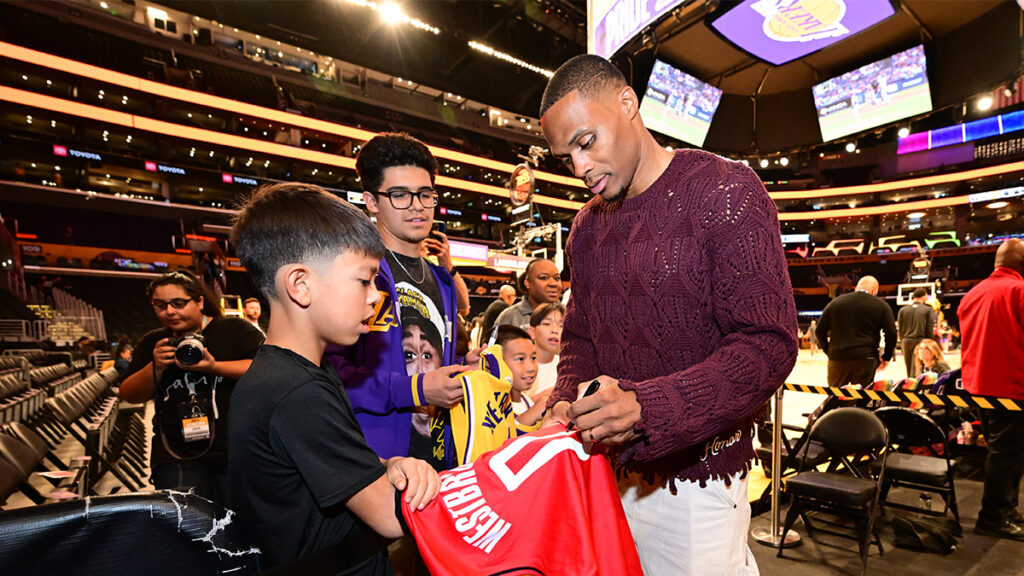 Russell Westbrook amazingly refuses to sign fan’s Lakers jersey – NBC Sports Bay Area & California Russell Westbrook amazingly refuses to sign fan’s Lakers jersey – NBC Sports Bay Area & California